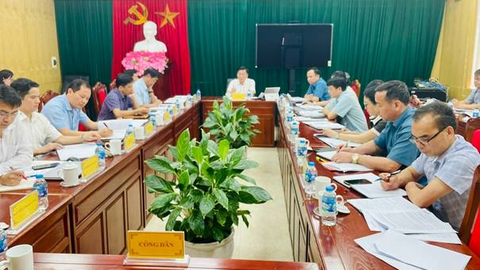 Đồng chí Đinh Hữu Học, Phó Chủ tịch thường trực UBND tỉnh, Tổ trưởng Tổ công tác chỉ đạo giải quyết một số vụ việc khiếu nại, tố cáo đông người, phức tạp, kéo dài tổ chức đối thoại với bà Đinh Thị Hiến.
